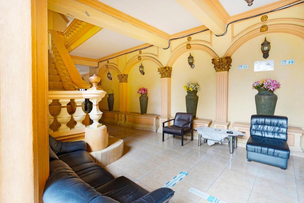 Oyo 91390 Kost Grand Royal Elite Hotel Surabaya Buitenkant foto